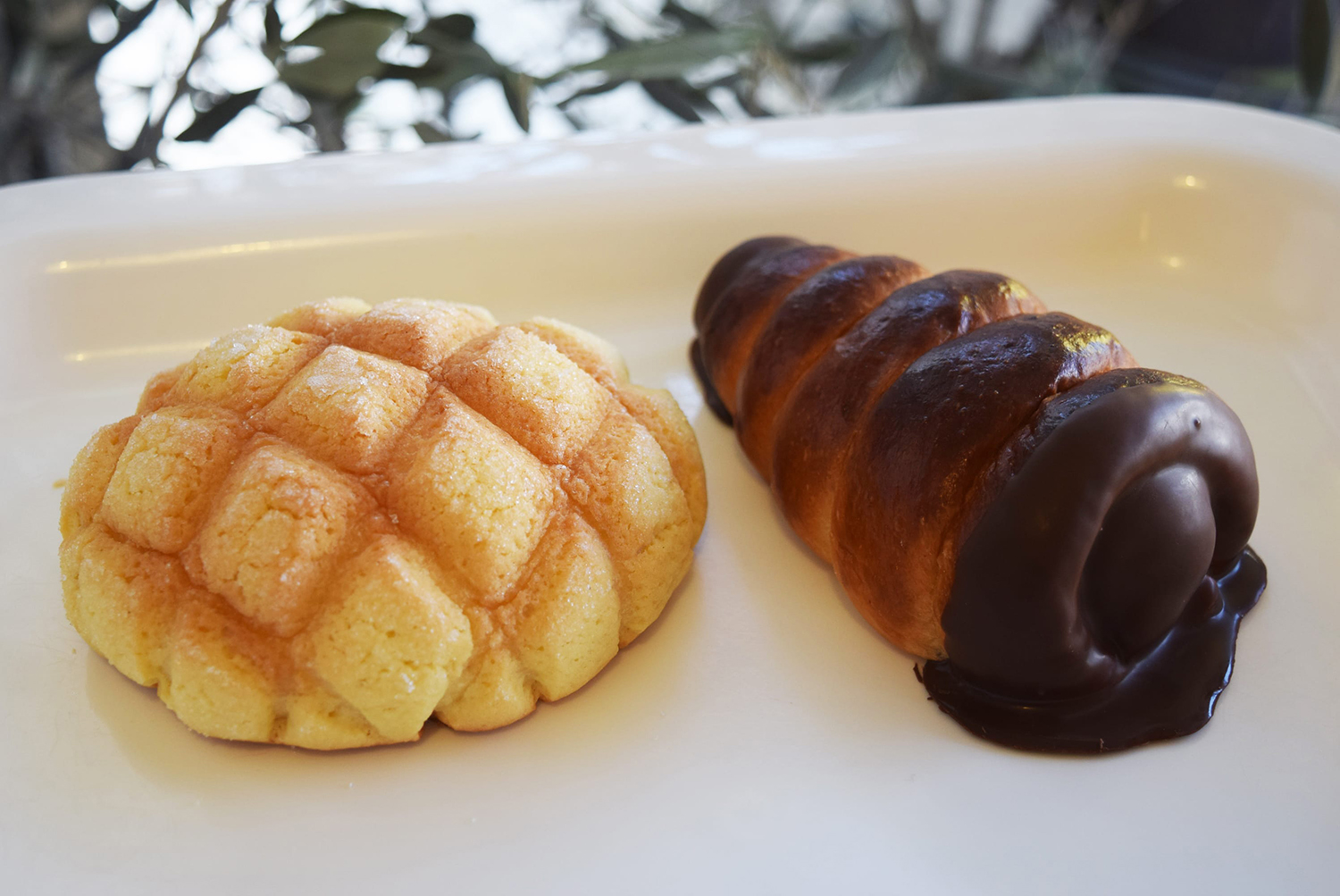 「幸せの黄色いメロンパン」と「チョコとろっコロネ」