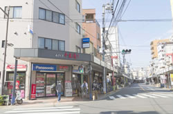 千束通り商店街。浅草三、四、五丁目に位置し、全長1200ｍに及ぶ、約160店舗からなる商店街。アーケードが連なり、雨が降っても買い物がしやすい。