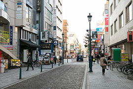 「茅ヶ崎駅」北口にある「エメロード茅ヶ崎商店街」  